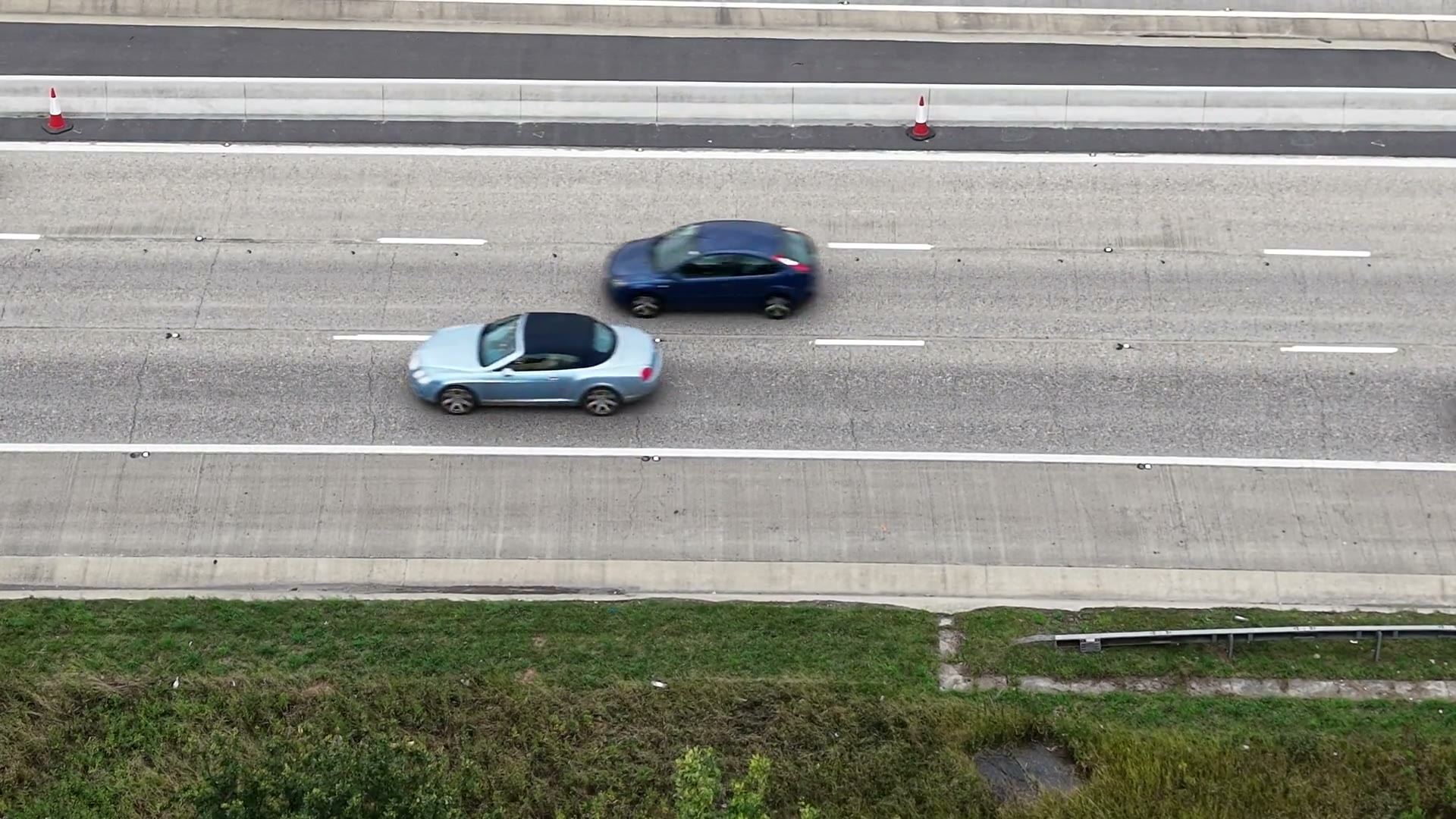 Transporter auf der Autobahn bei einer Direktfahrt durch Europa